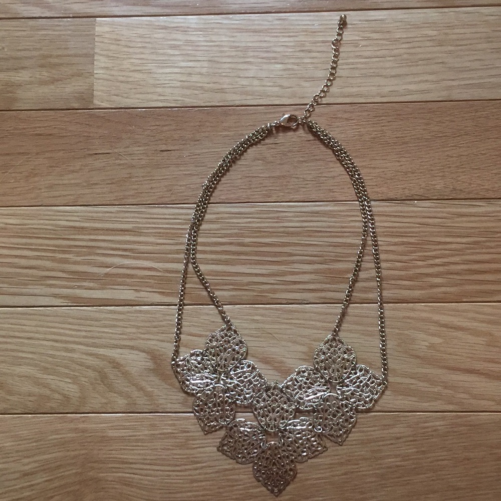 Statement necklace in gold